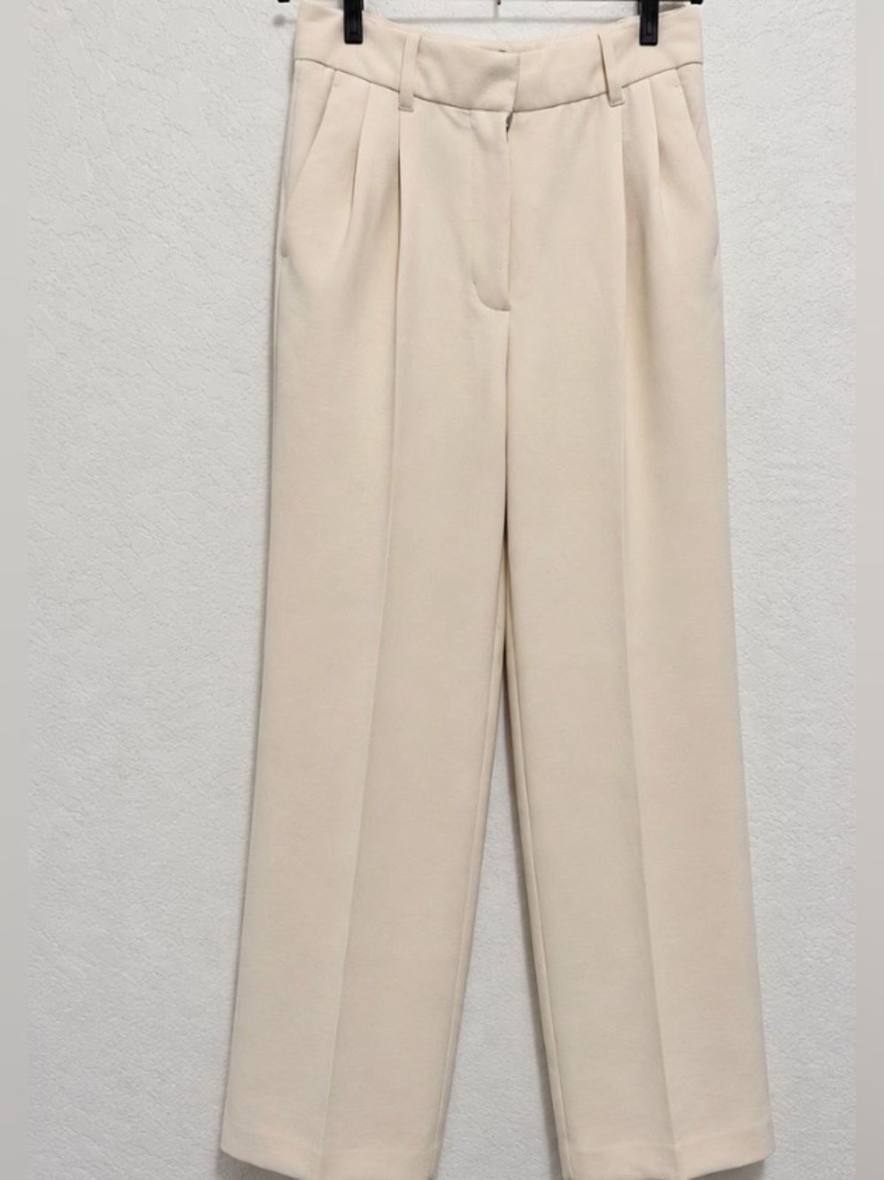 Aritzia The Effortless Pant crepette light Birch/cream
